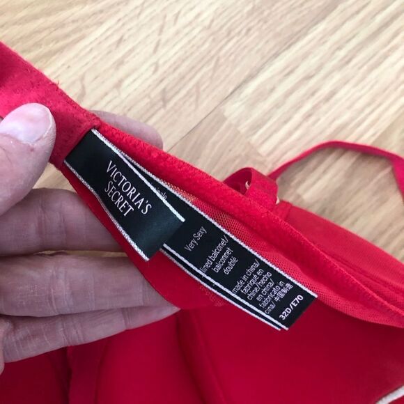 VICTORIA’S SECRET Very Sexy Red Crochet Lined Balconet Bra SIZE 32D - Picture 9 of 11